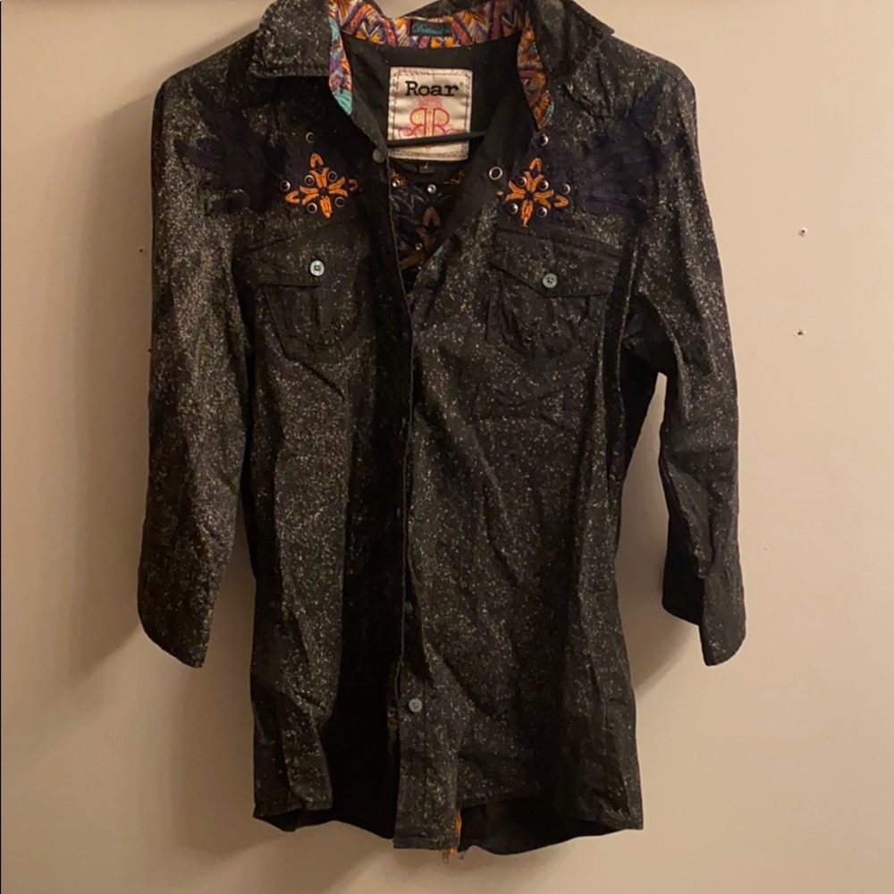 Roar button up